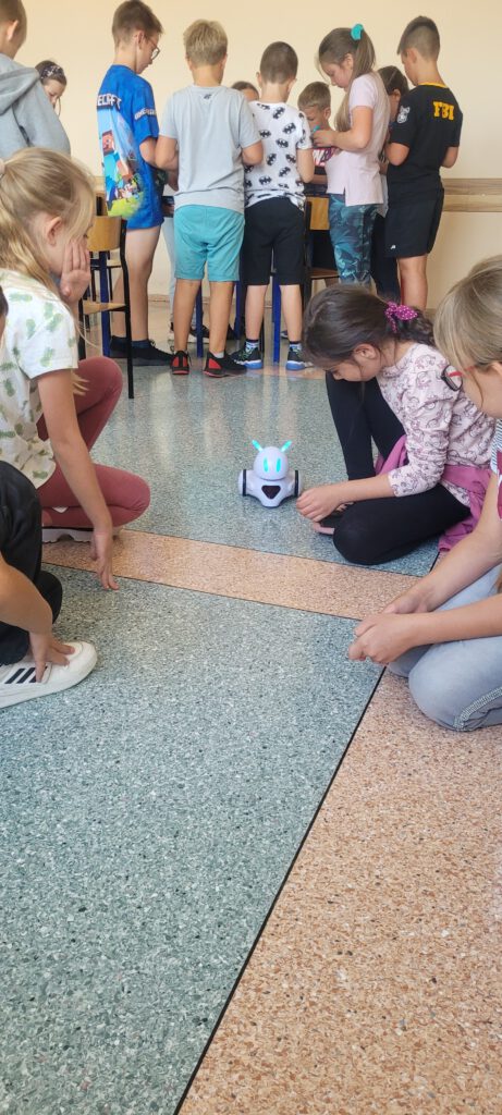 Uczniowie sprawdzają, jak reaguje robot "widzi przeszkody".