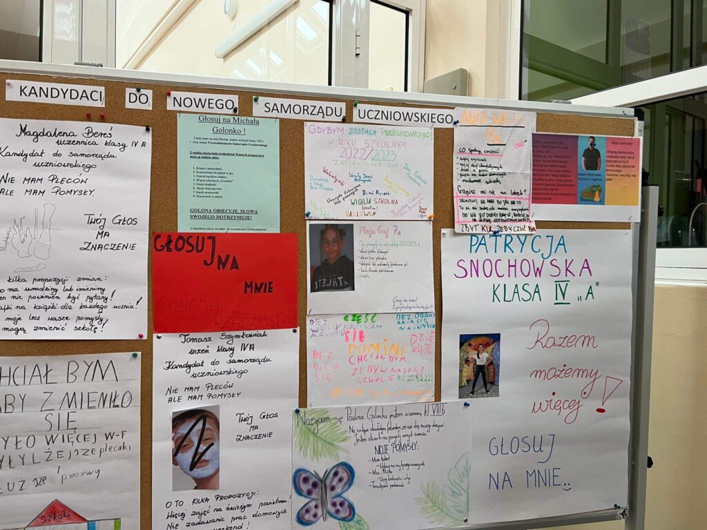 Tablica z plakatami wyborczymi uczniów.