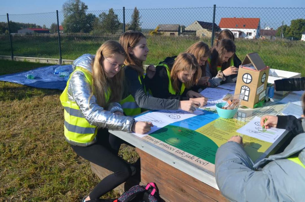 Uczennice klasy 8 b podczas zajęć na temat segregacji odpadów- warsztaty ekologiczne PSZOK w Radwanicach. 
