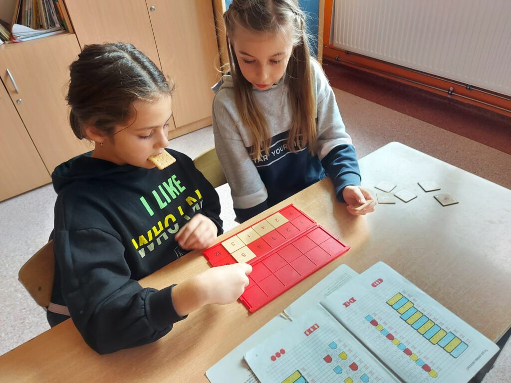 Uczniowie klasy 2 b podczas zajęć - gry matematyczne. 