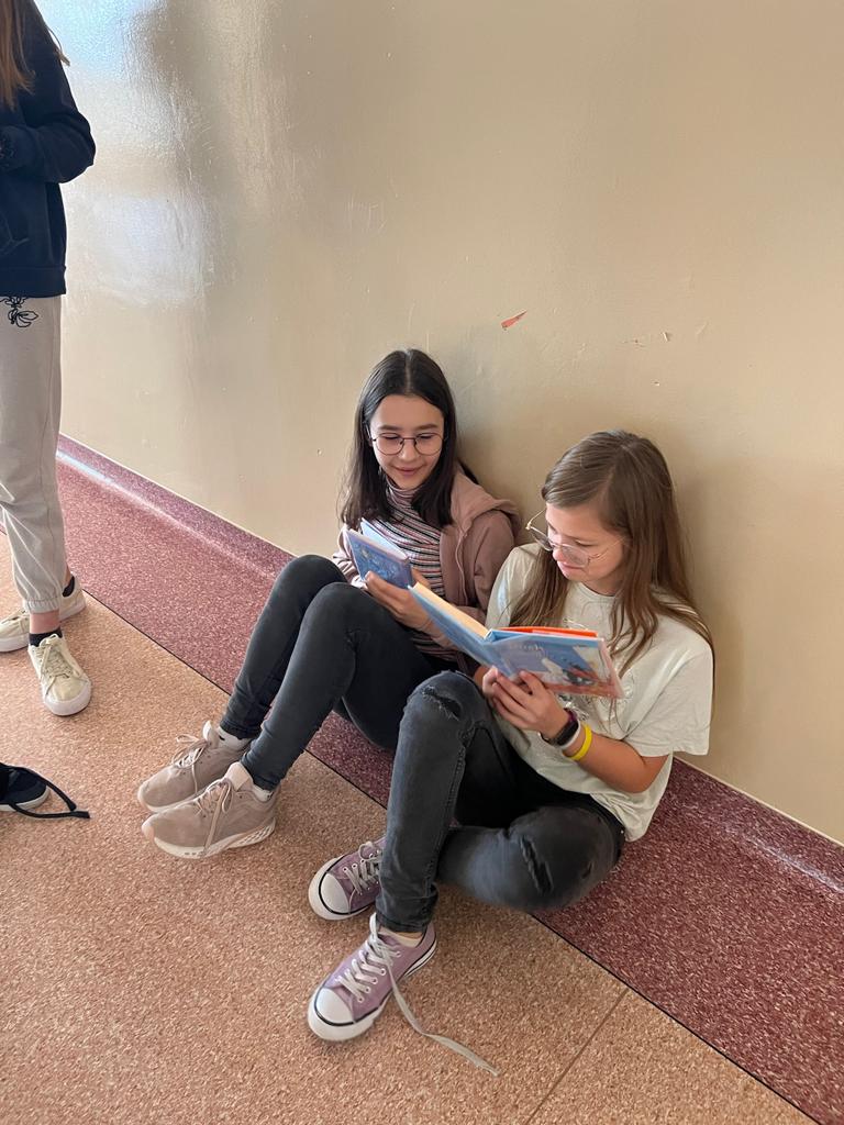 Uczennice  klasy 7 a podczas "Przerwy na czytanie"- uczennice czytają przyniesione przez siebie książki. 