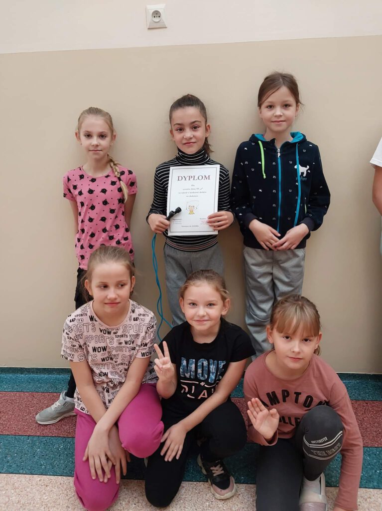 Uczennice klasy 3 a z dyplomem otrzymanym z okazji konkursu skoków na skakance- Dzień Dziewczyn. 