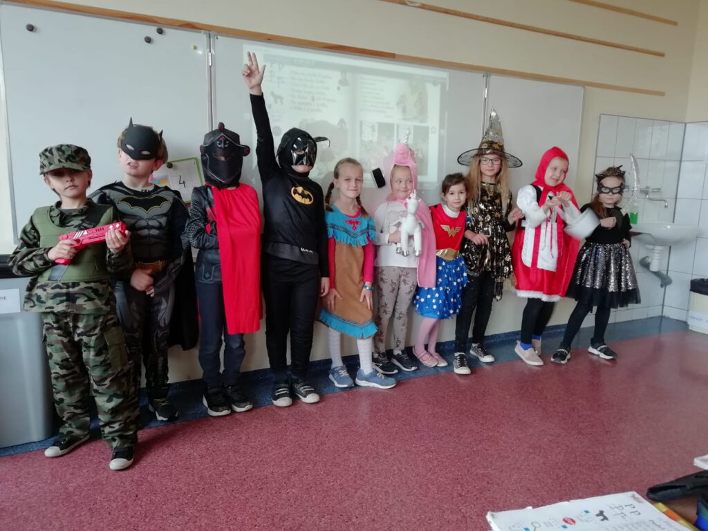Dzień Postaci z Bajek- uczniowie klasy 1 b  przebrani m.in. za Batmana, księżniczkę, czarownicę, Czerwonego Kapturka, jednorożca.