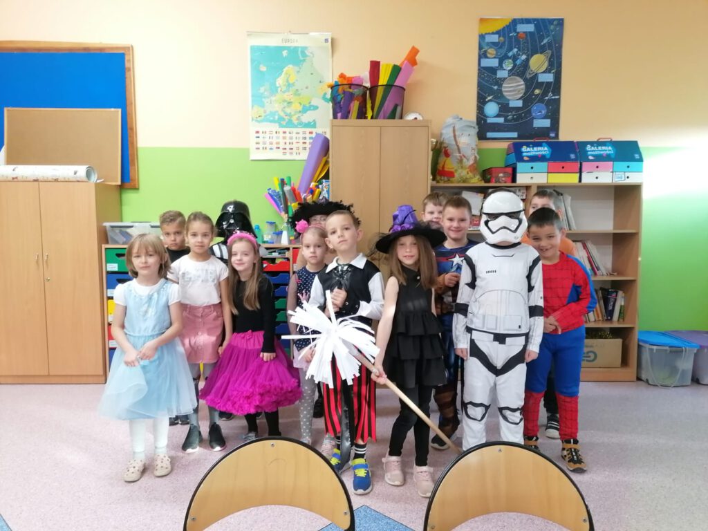 Dzień Postaci z Bajek- uczniowie klasy 1 a przebrani m.in. za Spidermana, księżniczkę, czarownicę, pirata. 