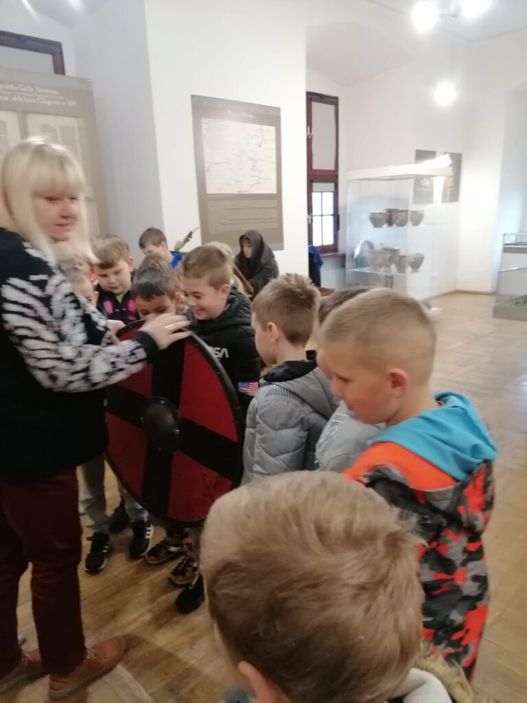 Pod profesjonalnym okiem Pani przewodnik  nasi  "Tropiciele" poznali historię Obrony Głogowa,  historię zamku i  odwiedzili sale wystawowe.