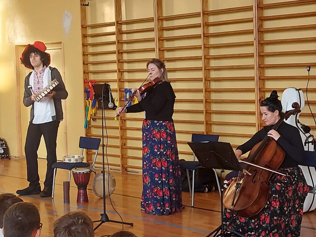 Muzycy wykonują utwór - taniec rusałek - skrzypce, wiolonczela, taraban.