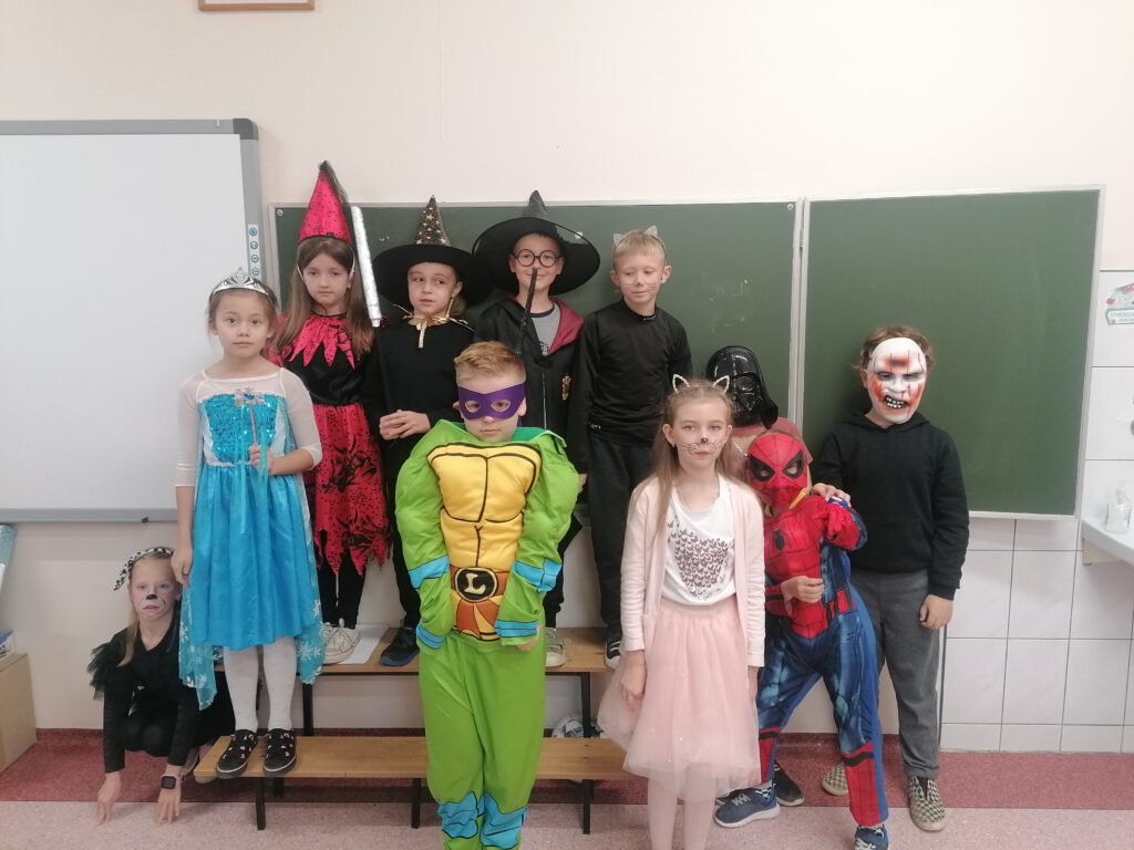 Dzień Postaci z Bajek- uczniowie klasy 2b przebrani  m.in. za księżniczki, Spidermenów, żółwia Ninja, czarodziei, pieska, kotka. 