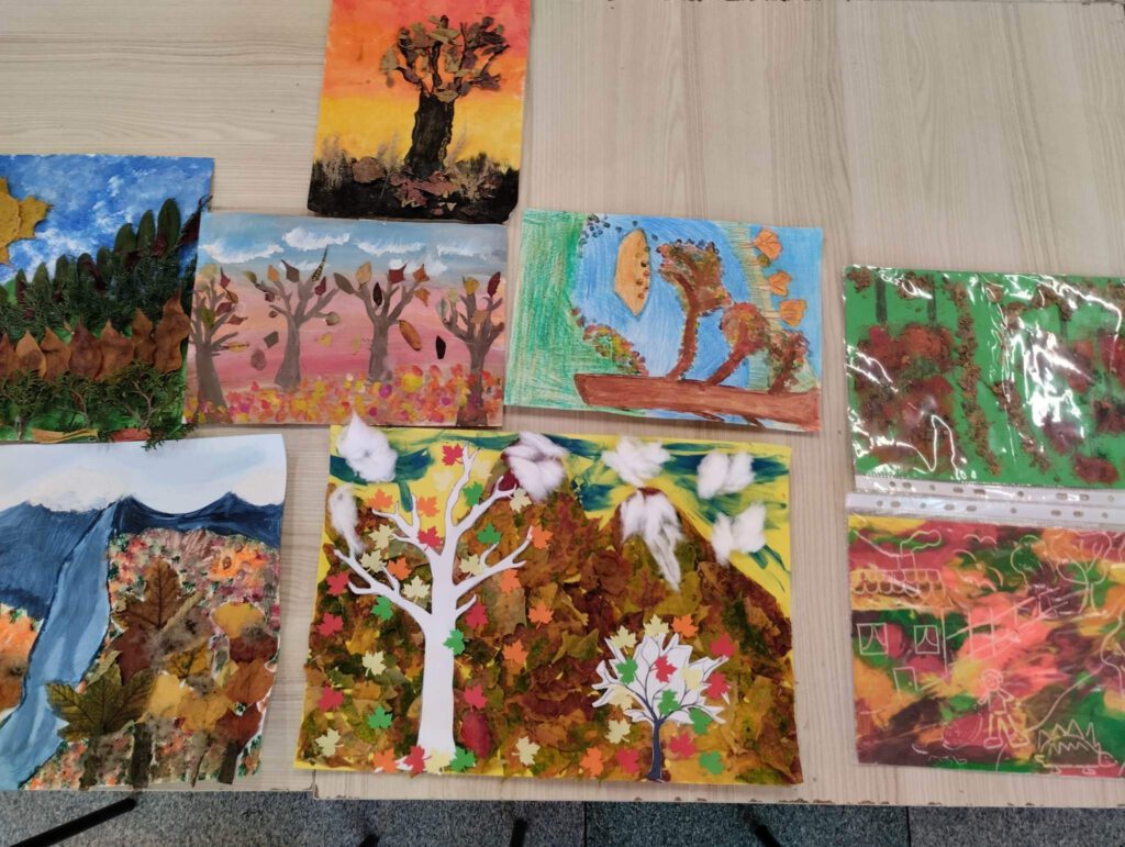 Na zdjęciu przedstawiony jest "Jesienny pejzaż" w wykonaniu uczniów biorących udział w konkursie.
