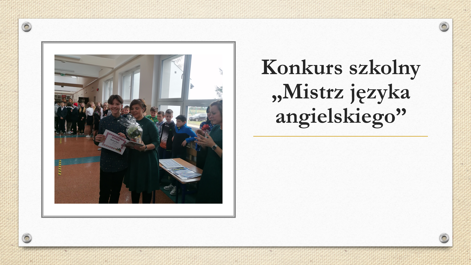 Zdjęcie prezentuje ucznia klasy 8a, który otrzymał I miejsce w konkursie szkolnym "Mistrz języka angielskiego".