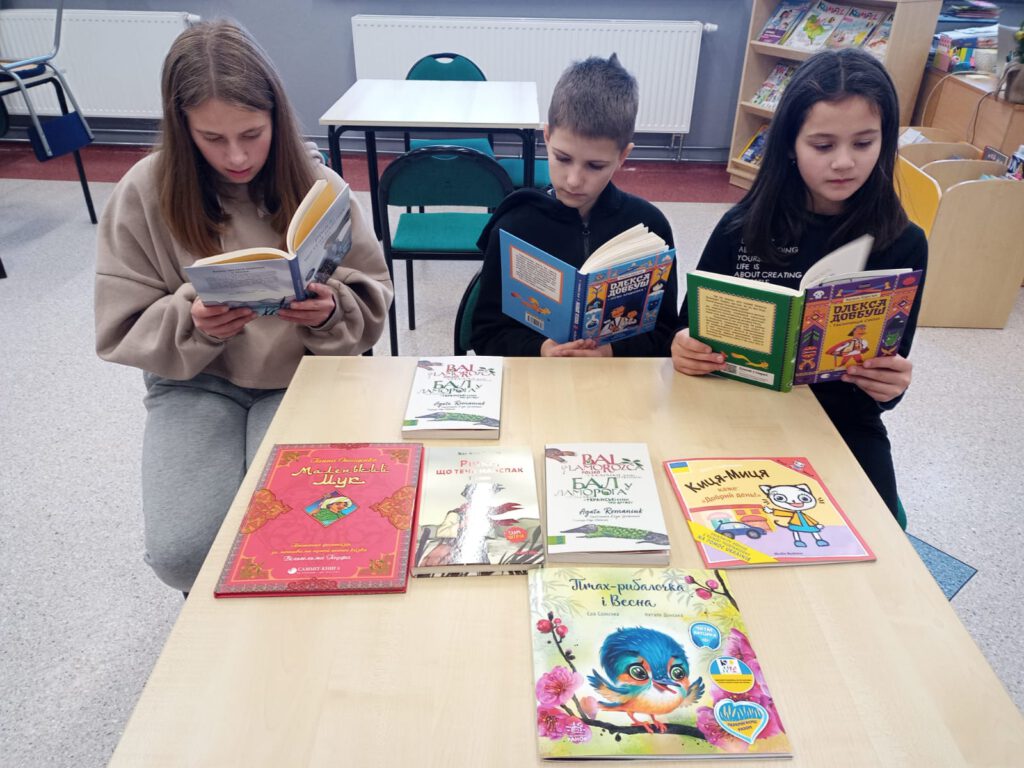 Uczniowie, którzy pochodzą z Ukrainy czytają książki w swoim ojczystym języku. Zdjęcie nr 2  Książki w języku ukraińskim otrzymane nieodpłatnie od Fundacji Powszechnego Czytania.