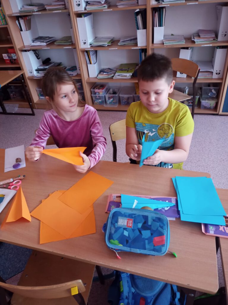 Samoloty z origami wykonane przez uczniów kl. 2a