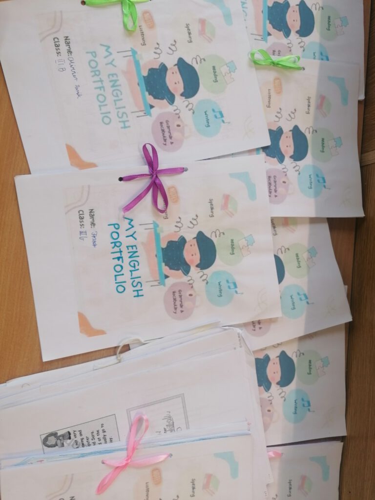 Na zdjęciu znajdują się książeczki, które są efektem udziału uczniach w warsztatach z języka angielskiego "I am, ypu are". 
