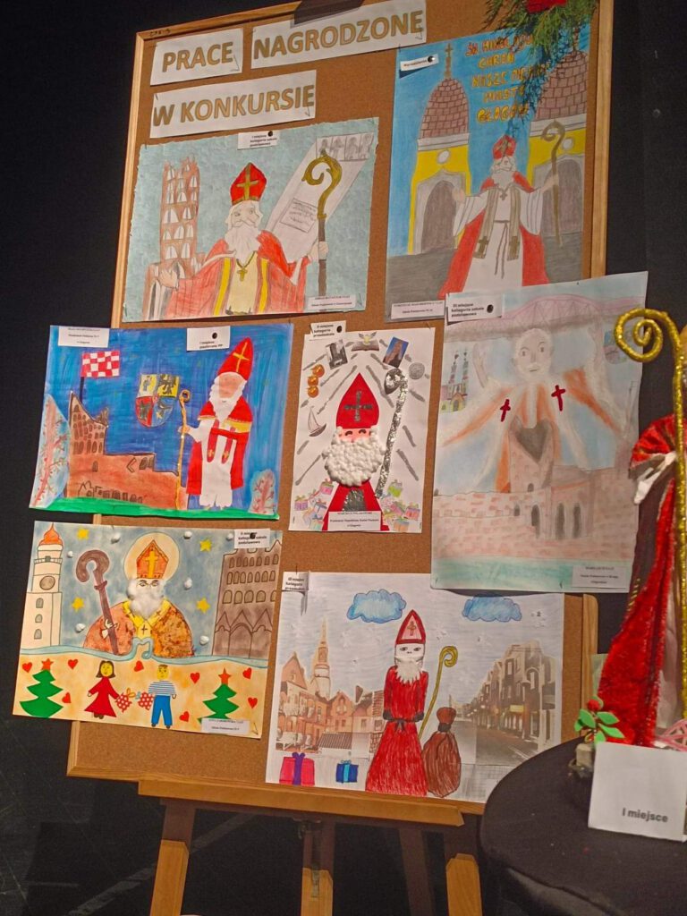 Na zdjęciu znajdują się prace uczniów przedstawiające św. Mikołaja. Prace wykonane przez uczniów różnych szkół na VI edycję konkursu plastycznego o ramach Dni ze Świętym Mikołajem pod hasłem "Święty Mikołaj biskup - patron Głogowa" 