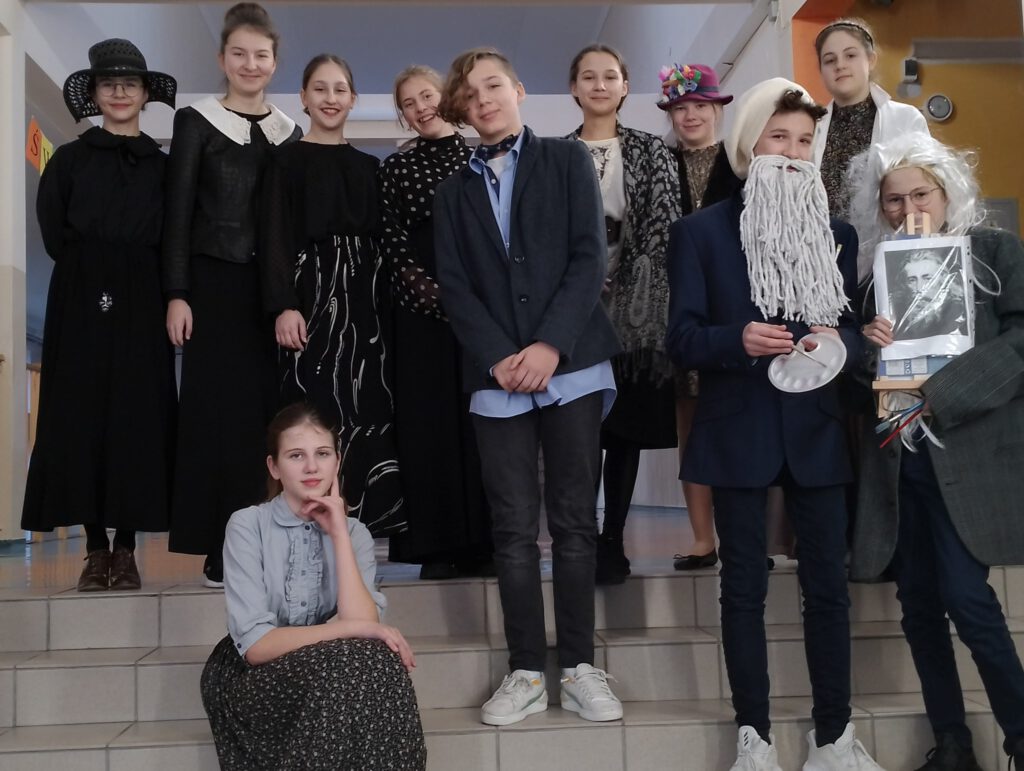 Uczniowie z klasy 7a prezentują na schodach szkolnych swoje przebranie w
ramach realizacji projektu uczniowskiego:
Wielcy Polacy przełomu XIX i XX wieku i ich dokonania
