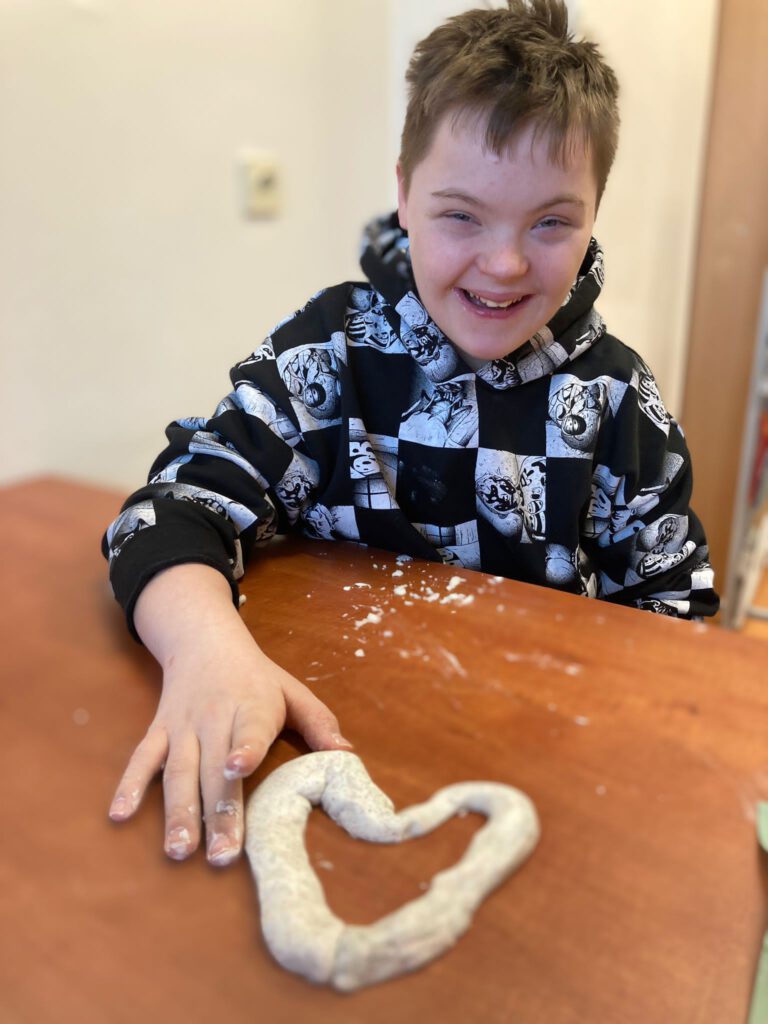 Alex z klasy 5a wykonał piękne serce ze swojego slime. 