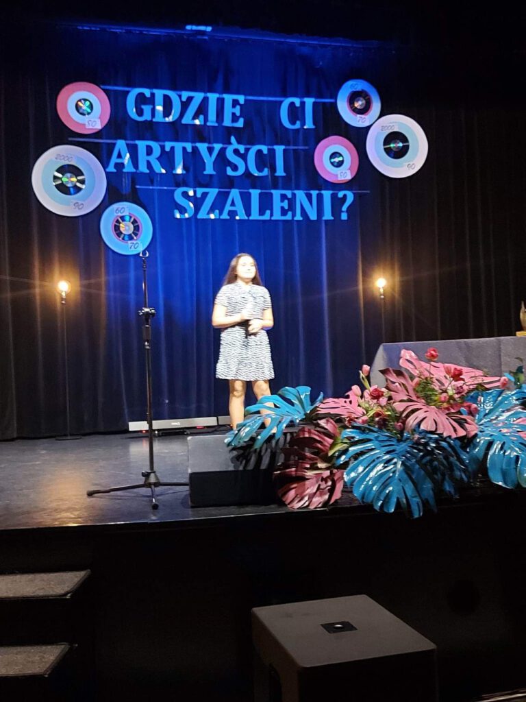 Na zdjęciu Alicja Rządzińska i jej interpretacja piosenki „Najtrudniejszy pierwszy krok".