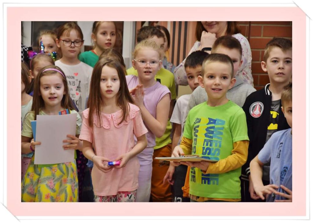 Zdjęcie przedstawia uczniów klasy pierwszej podczas "Wiosennego   konkursu recytatorskiego dla uczniów klas 1-3"