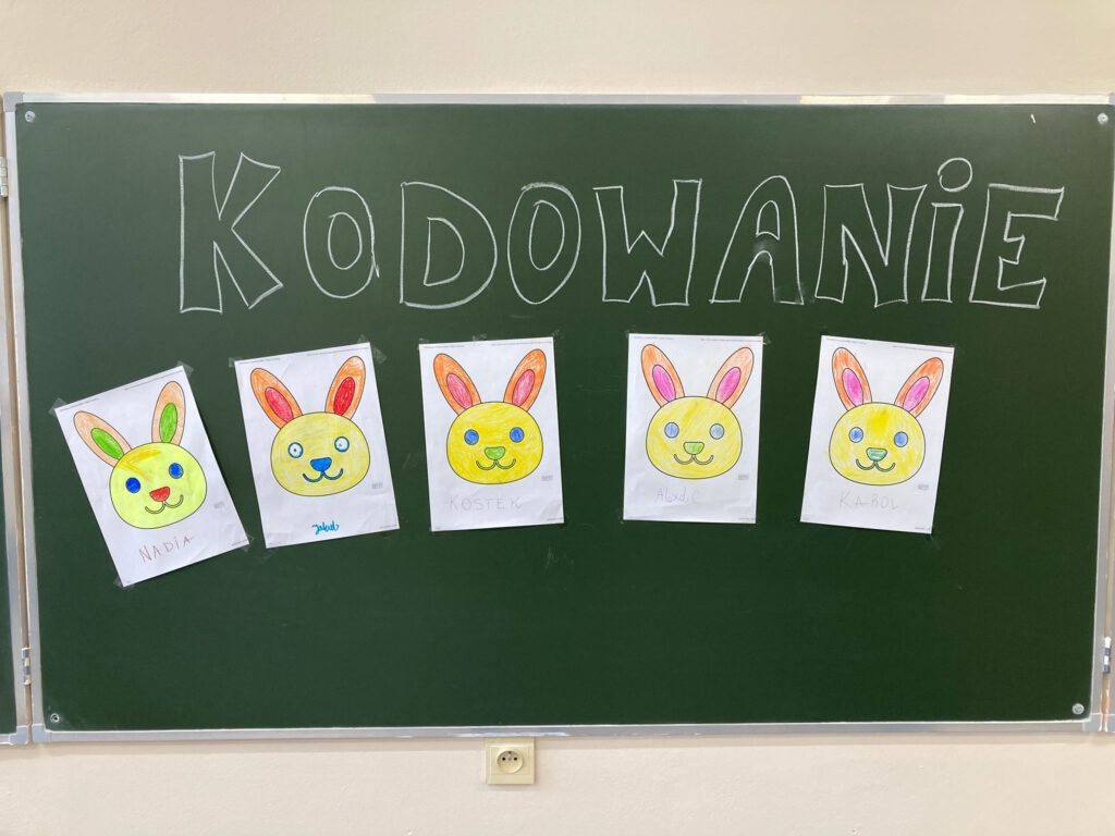 Na zdjęciu widać wszystkie prace uczniów, pokolorowane króliki. 