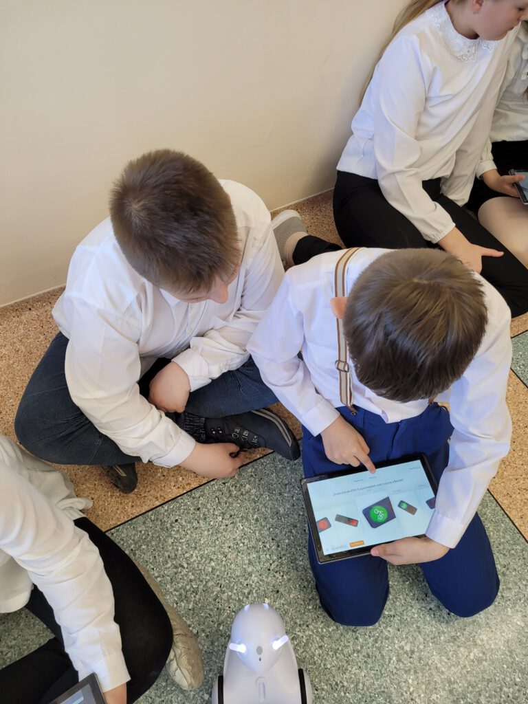 Laboratoria Przyszłości- Sztuczna inteligencja z Photon Al. Na zdjęciu dwóch chłopców, jeden z nich trzyma tablet. 
