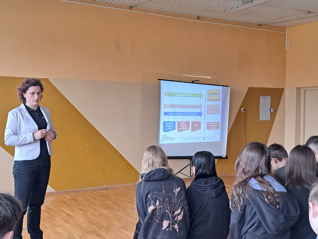 Pani Dyrektor ZSMCKK przedstawia ofertę edukacyjną uczniom klas 8 przy pomocy prezentacji multimedialnej wyświetlonej na ekranie.
Zdjęcie 2
