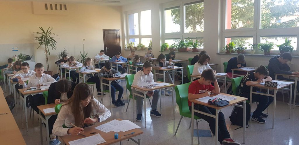 Międzynarodowy konkurs "Kangur Matematyczny"- na zdjęciu uczniowie rozwiązujący zadania konkursowe. 