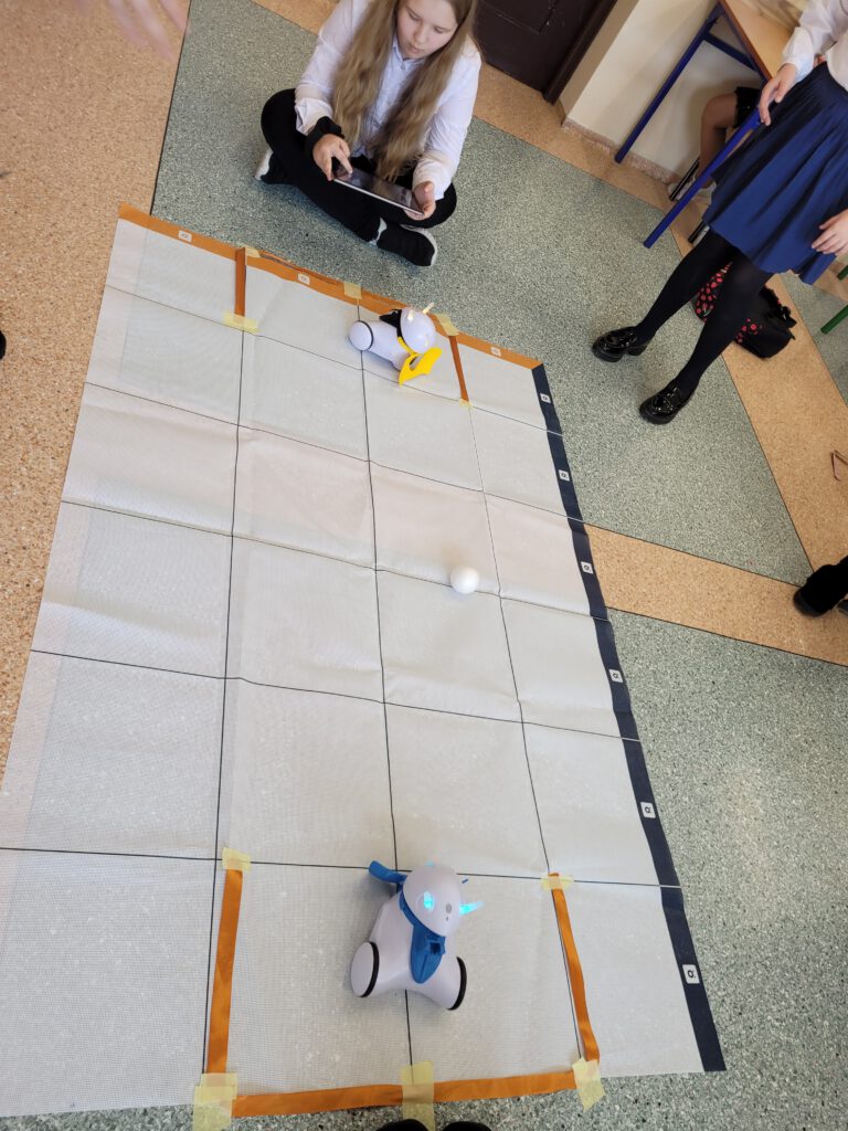 Zajęcia w ramach projektu "Laboratoria Przyszłości". uczniowie klasy 3b grają w piłkę robotami.