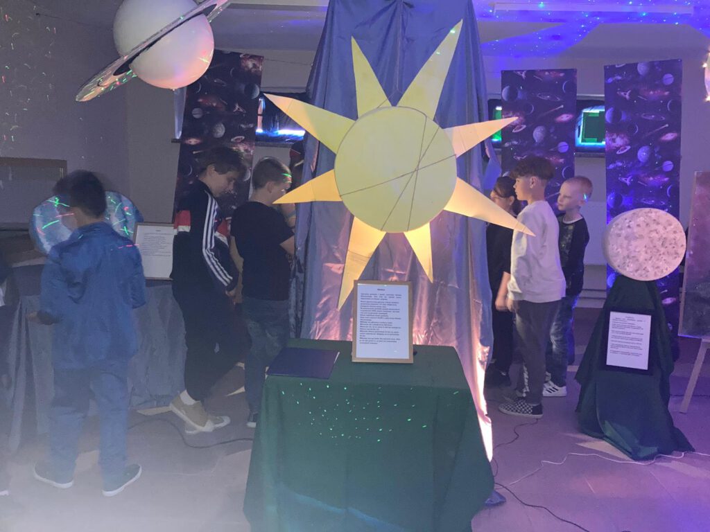 Szkolne obchody roku Mikołaja Kopernika. Na zdjęciu uczniowie klasy 2 b oglądają modele planet w sali Mikołaja Kopernika. 