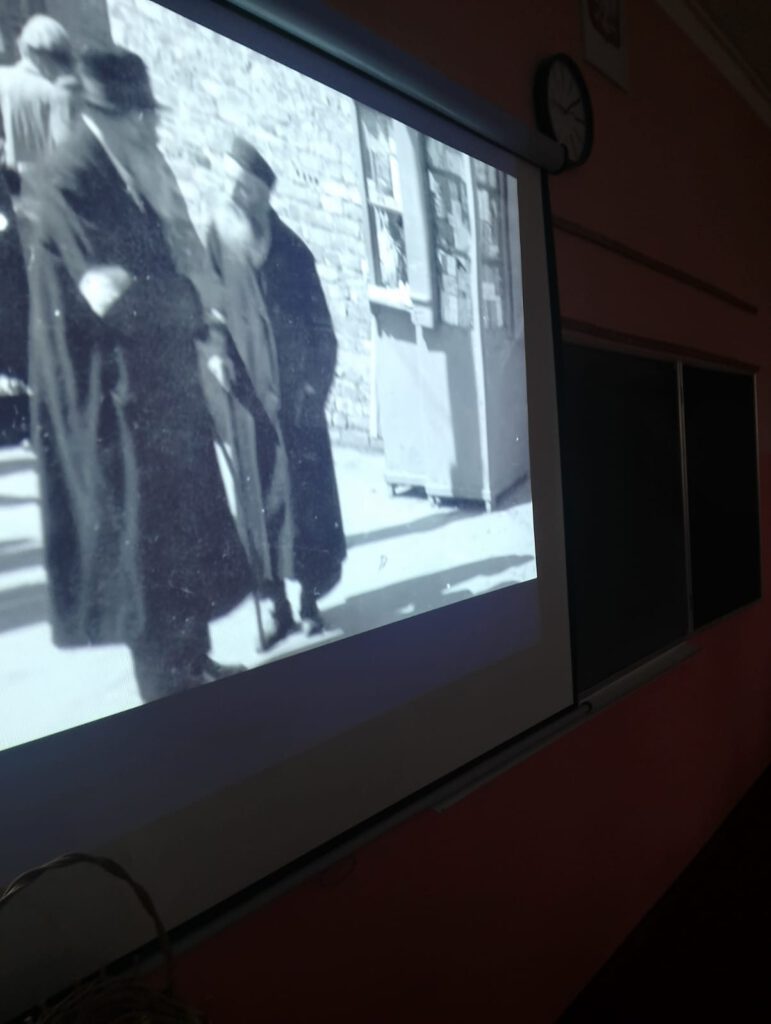 Akcja społeczno-edukacyjna "Żonkile". Na zdjęciu obraz z filmu biało-czarnego  o powstaniu w getcie. 