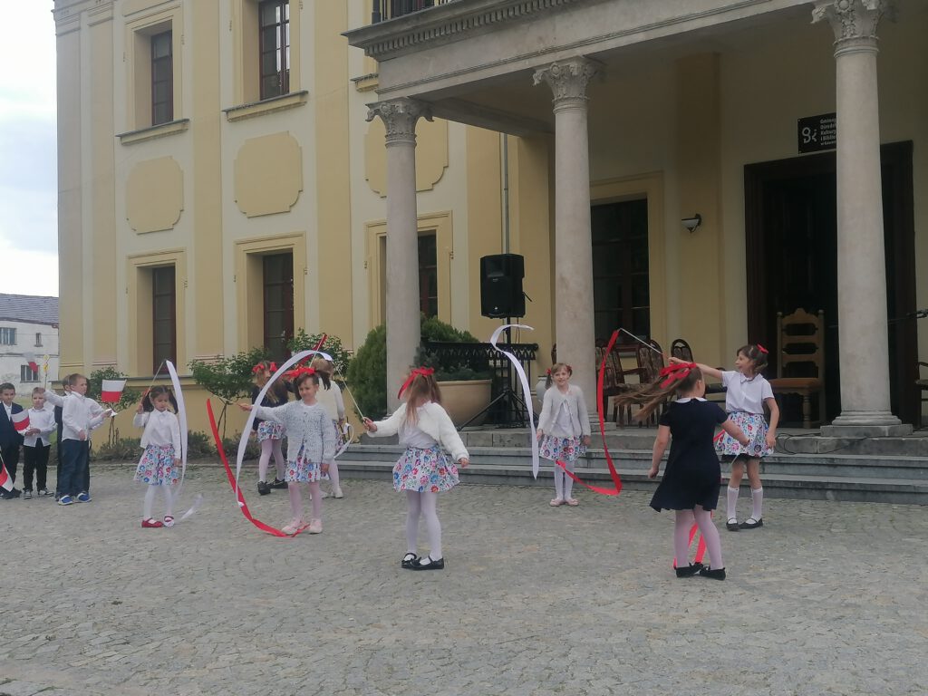 Obchody Konstytucji 3-go maja i świąt majowych. Na zdjęciu dziewczynki z klasy I b wykonują taniec z szarfami biało-czerwonymi. 