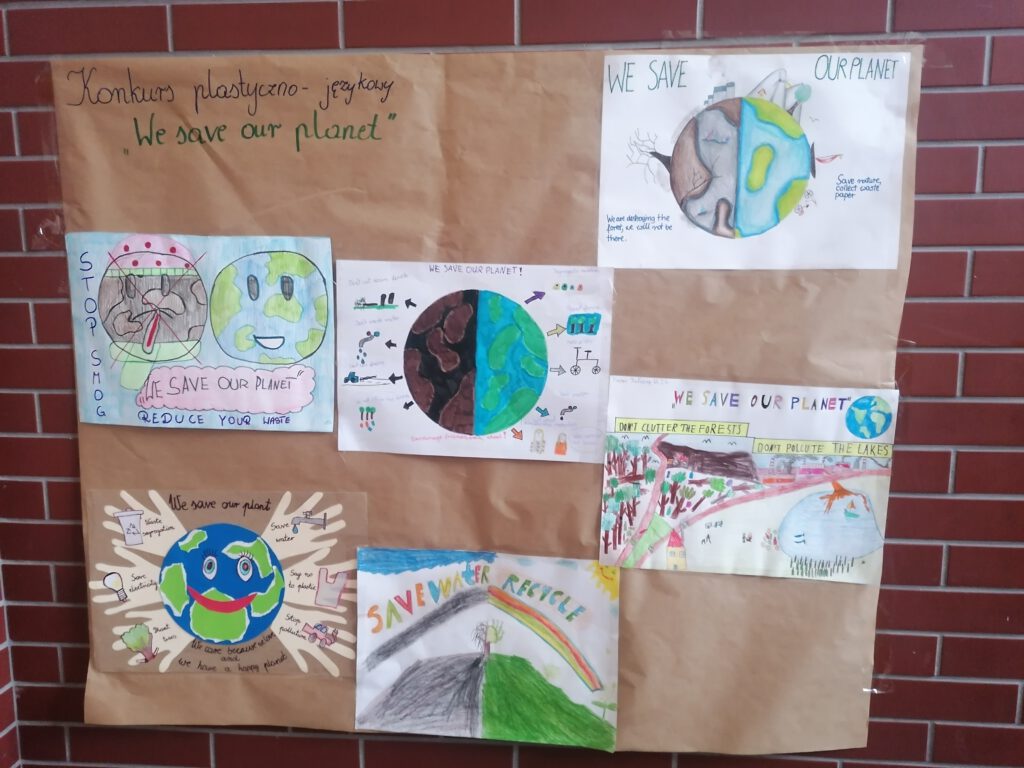 Konkurs plastyczno – językowy „We save our planet”. Zdjęcie przedstawia prace plastyczne uczniów dotyczących ratowania planety. 