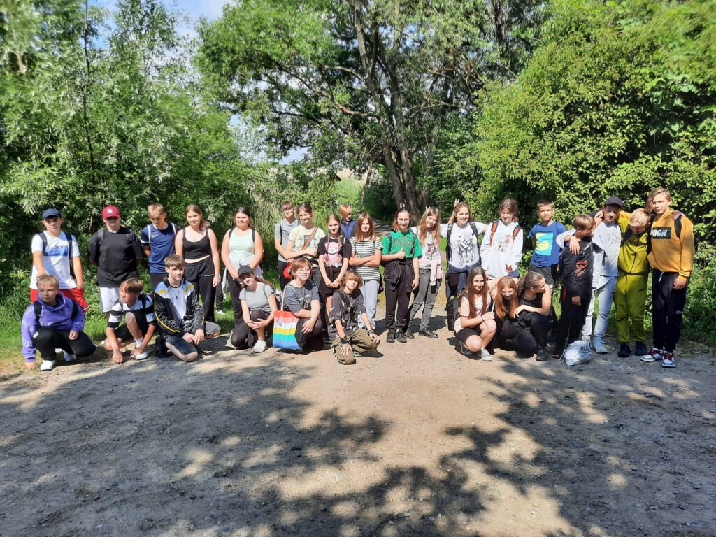 Warsztaty ekologiczne na terenie Przemkowskiego Parku Krajobrazowego. Na zdjęciu wszyscy uczniowie wyjazdu przed wejściem na kładkę prowadząco na obszar chroniony - Przemkowskie Bagno.