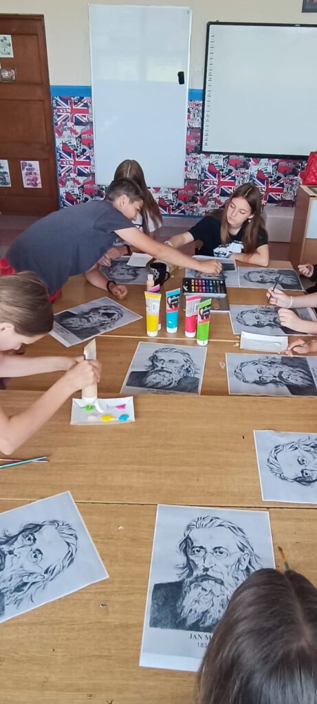 Obchody Patrona  Roku Jana Matejki. Uczniowie siedzą przy stolikach i malują.