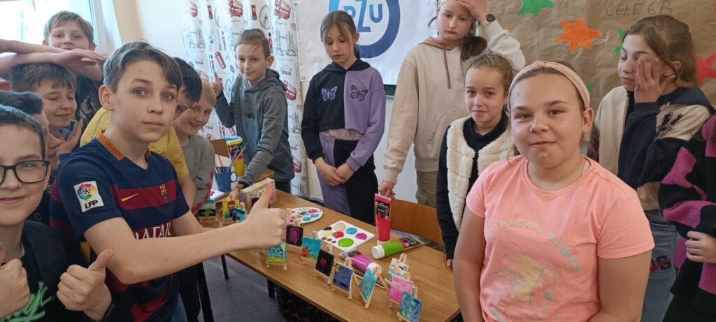 Podsumowanie projektu "Z Fundacją PZU po lekcjach". Na zdjęciu uczniowie klasy 4 wraz z farbami podczas warsztatów plastycznych. 