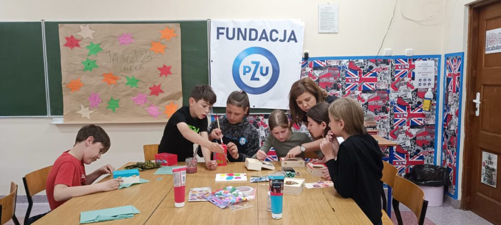 Podsumowanie projektu "Z Fundacją PZU po lekcjach". Na zdjęciu uczniowie malują skrzyneczki w ramach warsztatów plastycznych. 