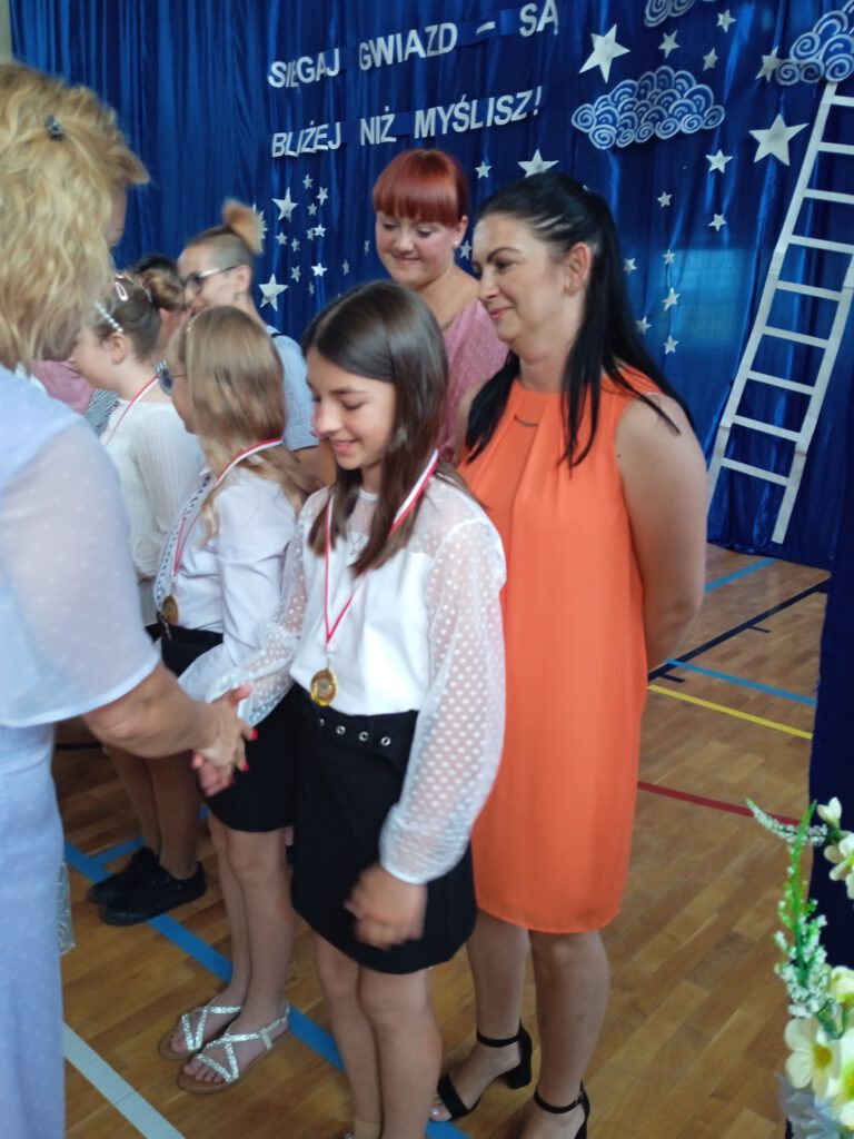 Gala Kornele 2023. Na zdjęciu Pani dyrektor gratuluje uczennicy otrzymania medalu. 