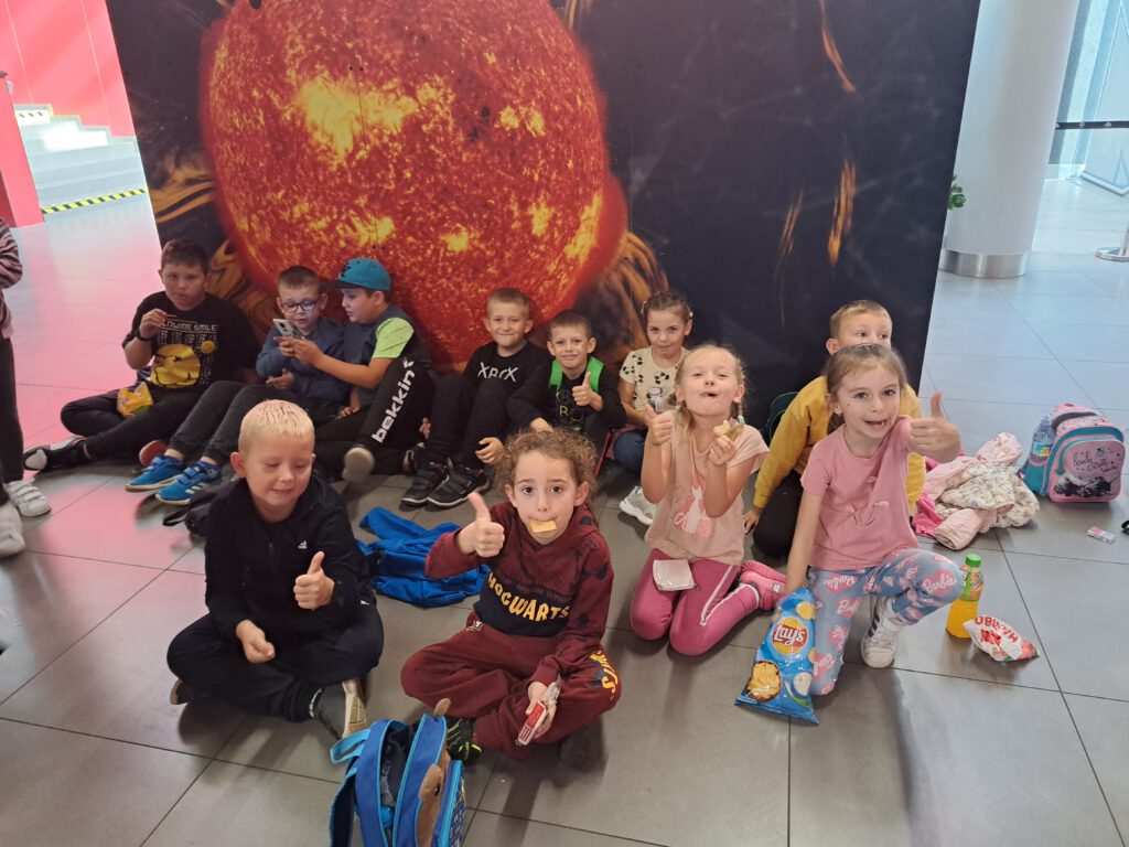 Zdjęcie przedstawia uśmiechniętych uczniów podczas wycieczki do Planetarium w Zielonej Górze.  

