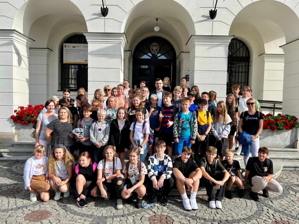 Wycieczka krajoznawczo-historyczna do Głogowa. Uczniowie stoją przed budynkiem rauszu w Głogowie. 
