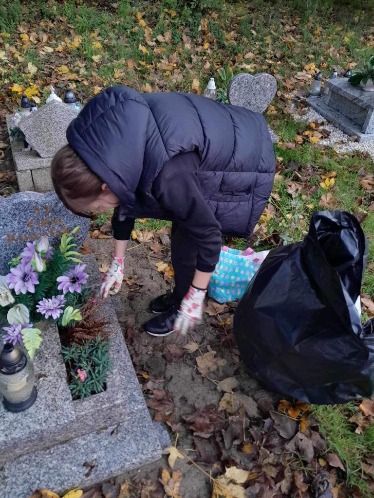 #SzkołaPamieta- udział uczniów w akcji sprzątania cmentarza.