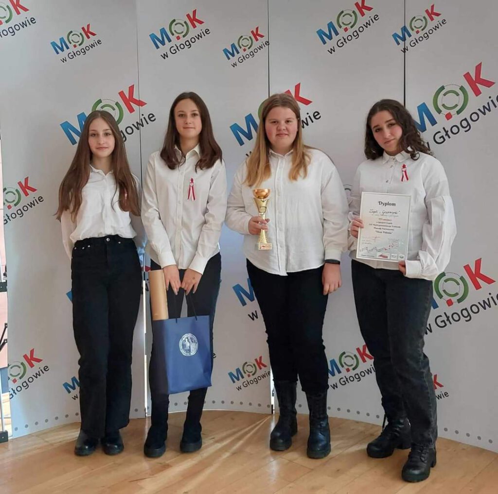 Gala Laureatów XII Międzypowiatowego Festiwalu Piosenki Patriotycznej "𝗩𝗜𝗩𝗔𝗧 𝗣𝗢𝗟𝗢𝗡𝗜𝗔". Na zdjęiu cztery dziewczynki z zespołu "Gaworzynki", które otrzymały trzecie miejsce w kategorii zespoły. 