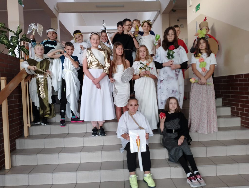 Na zdjęciu uczniowie z klasy 5b w przebraniach greckich bogów.


