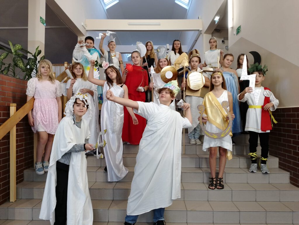 Na zdjęciu  uczniowie z klasy 5a w przebraniach greckich bogów.

