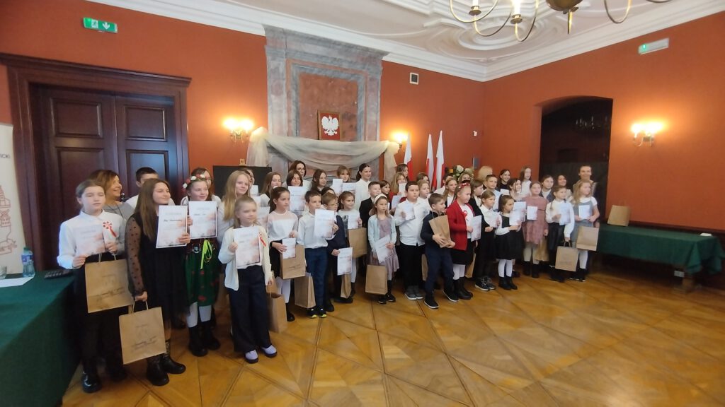 Powiatowy Konkurs Recytatorski "Pokolenie". Na zdjęciu wszyscy uczestnicy konkursu zgromadzeni w Sali Kominkowej w pałacu w Gaworzycach. 