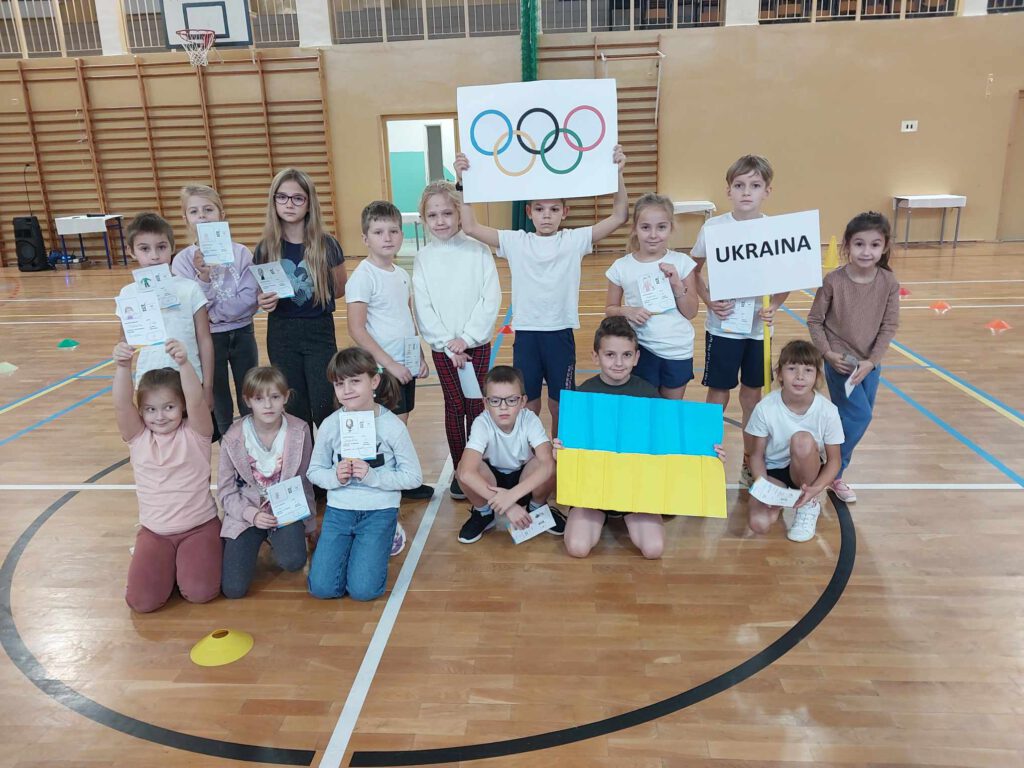 Ceremonia Otwarcia Igrzysk dla Dzieci -Projekt Akiliada. Na zdjęciu uczniowie klasy 2b z flagą Ukrainy. 