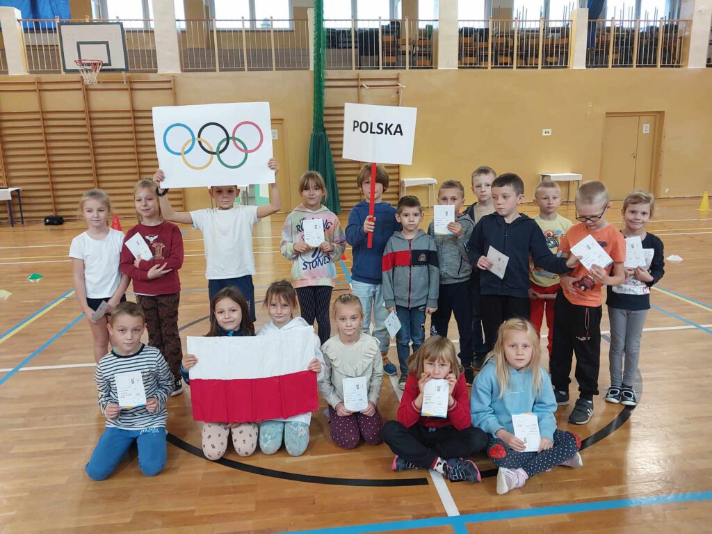 Ceremonia Otwarcia Igrzysk dla Dzieci -Projekt Akiliada. Na zdjęciu uczniowie klasy I a z flagą Polski.