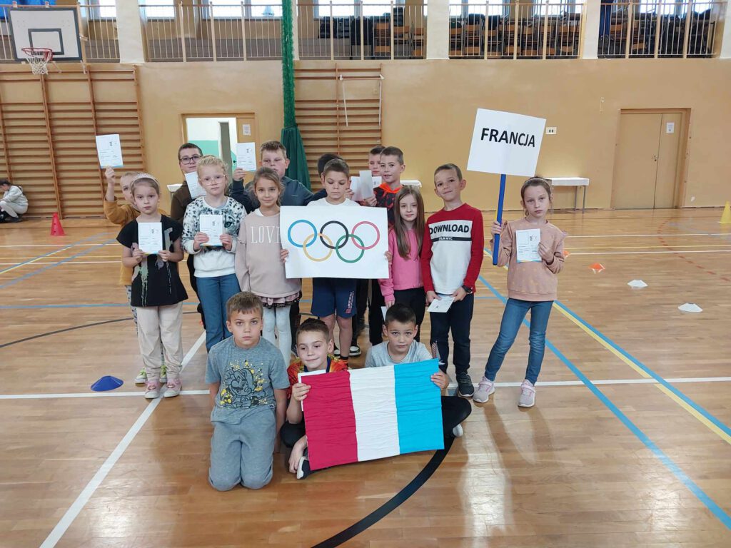 Ceremonia Otwarcia Igrzysk dla Dzieci -Projekt Akiliada.  Na zdjęciu uczniowie klasy 2 a z flagą Francji. 