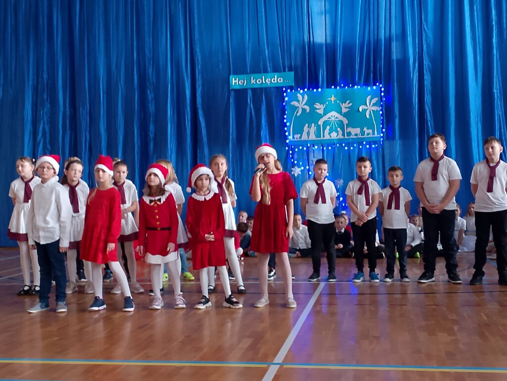 Apel świąteczny, Na zdjęciu uczniowie klasy trzeciej a i drugiej b śpiewają piosenkę świąteczną. 