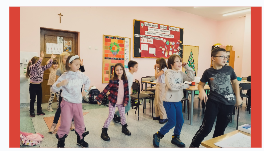 Świetlicowy Kalendarz Adwentowy. Na zdjęciu uczniowie ze świetlicy szkolnej tańczą do piosenki świątecznej. 