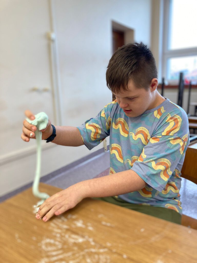 Uczeń klasy 6a jest bardzo zainteresowany tworzeniem slimea.