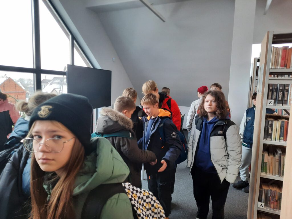 Wyjazd do kina "Kujawiak" w Radwanicach. Na zdjęciu grupa uczniów zwiedzająca nowoczesny Dom Kultury w Radwanicach.
