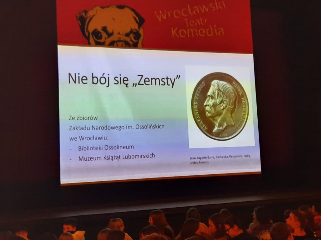 1.Na zdjęciu nazwa teatru - Wrocławski teatr ,,Komedia" i tytuł spektaklu -Nie bój się ,,Zemsty".